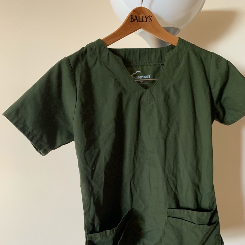 Butter soft scallop neck scrub top xs